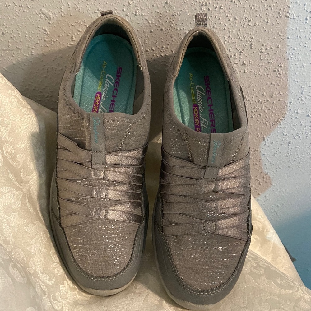 Sketchers Tennis shoes